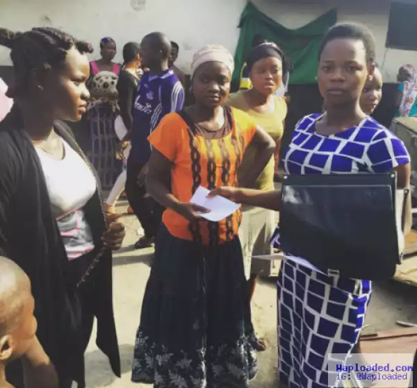 Photos: Olajumoke visits bakery where she used tocarry bread... hands N5k each to her former colleagues